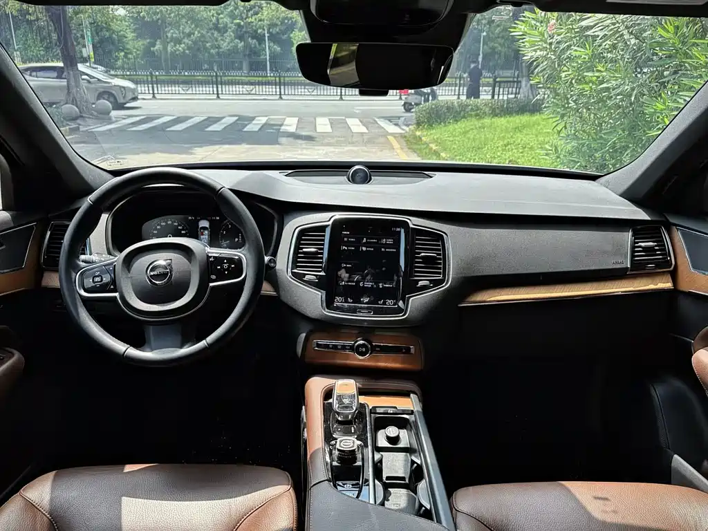 Volvo XC90 — фото 17
