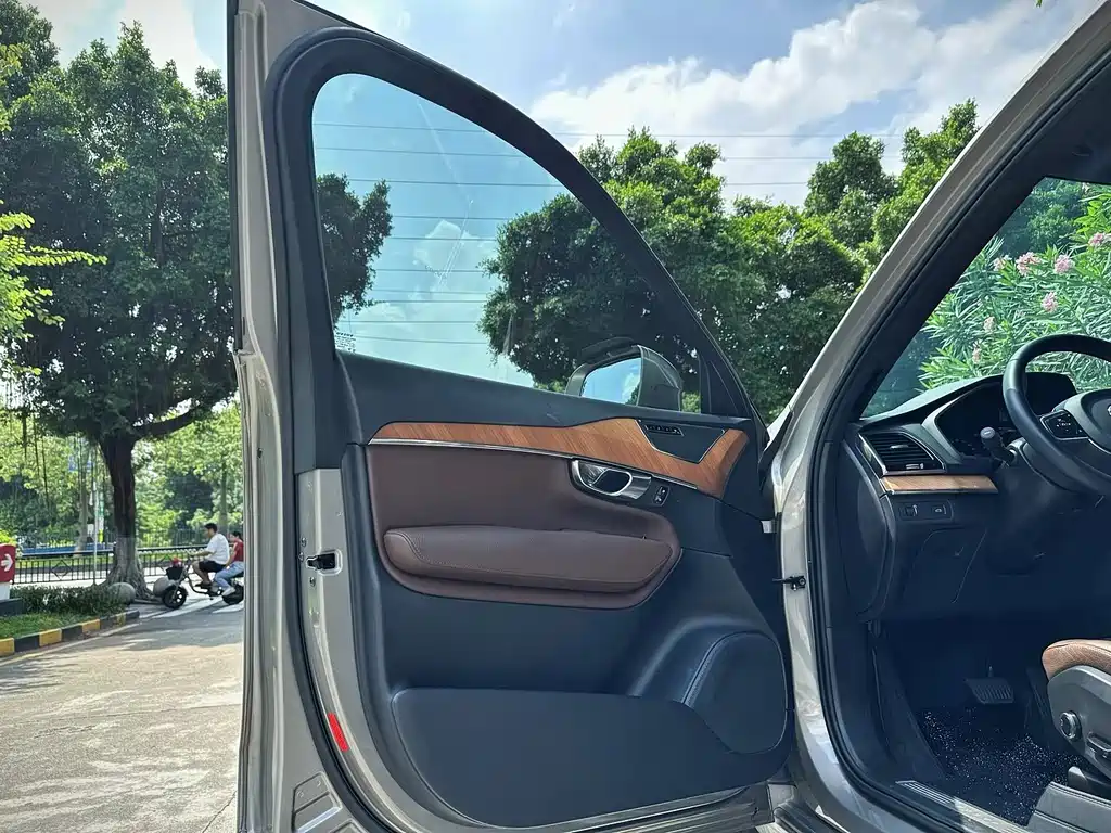 Volvo XC90 — фото 10