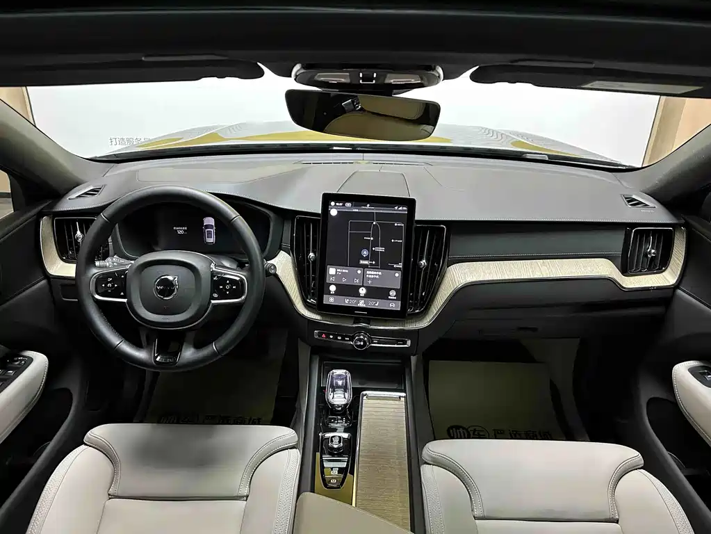 Volvo XC60 — фото 10