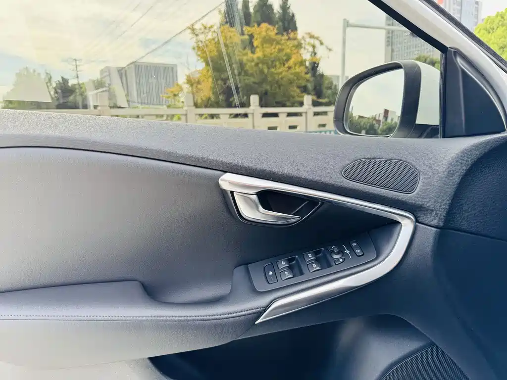 Volvo V40 — фото 15