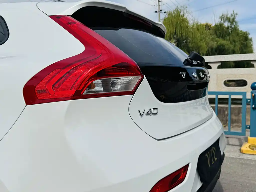 Volvo V40 — фото 17