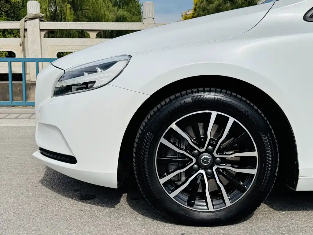 Volvo V40 — фото 18