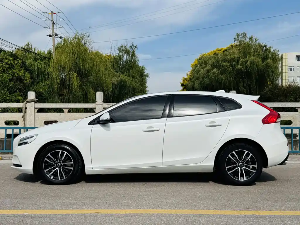 Volvo V40 — фото 4
