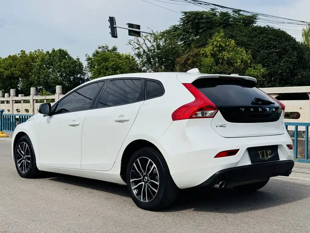 Volvo V40 — фото 6