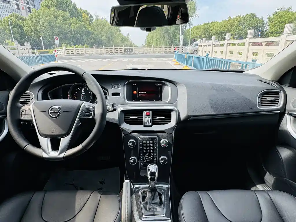 Volvo V40 — фото 10