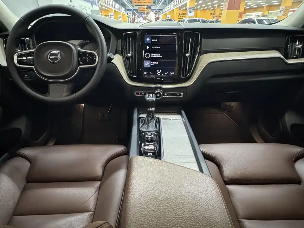 Volvo XC60 — фото 14