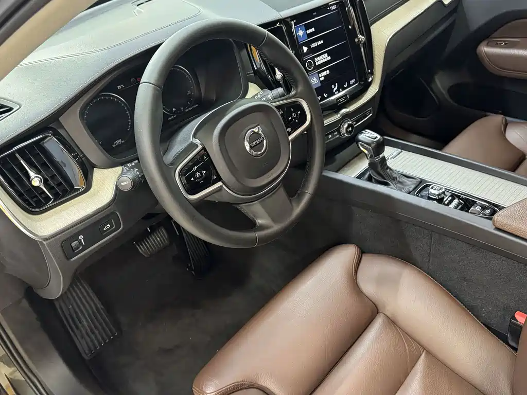 Volvo XC60 — фото 10