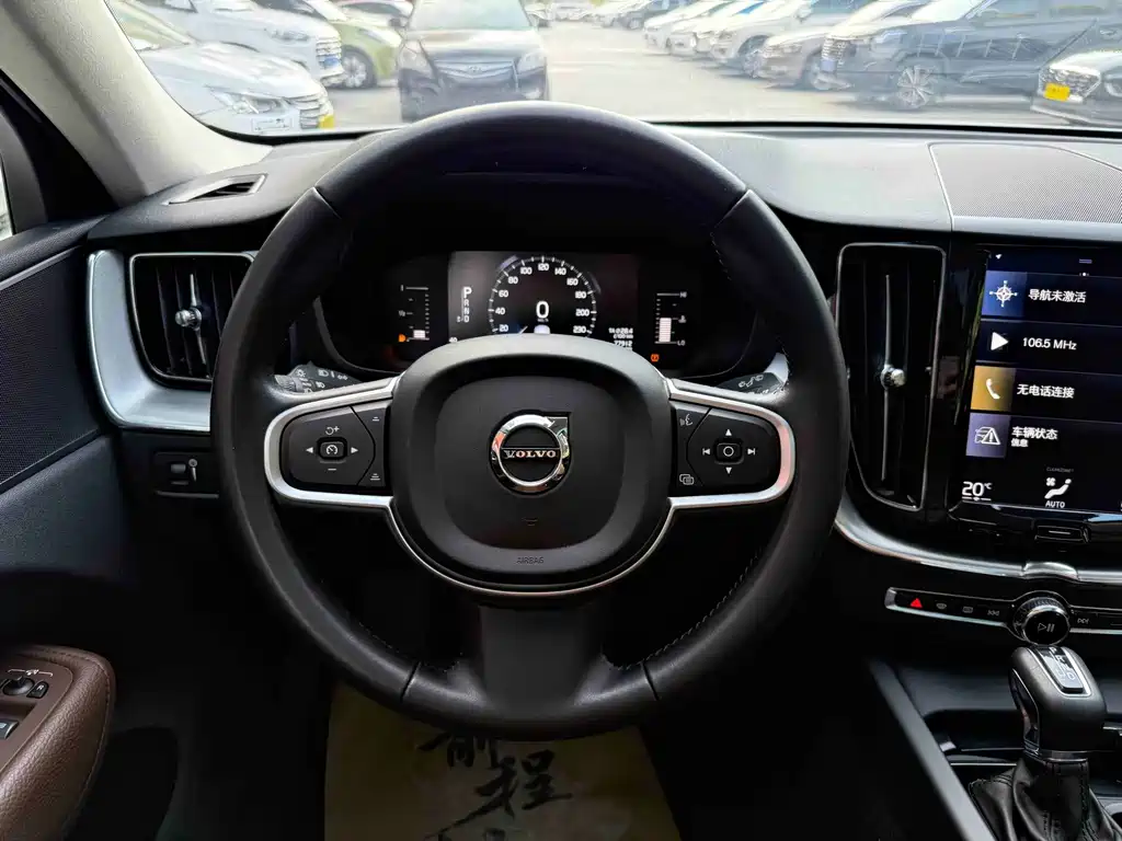 Volvo XC60 — фото 9