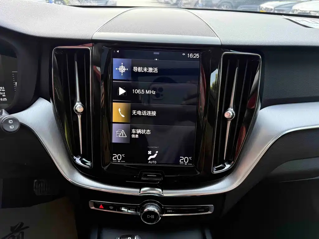 Volvo XC60 — фото 10