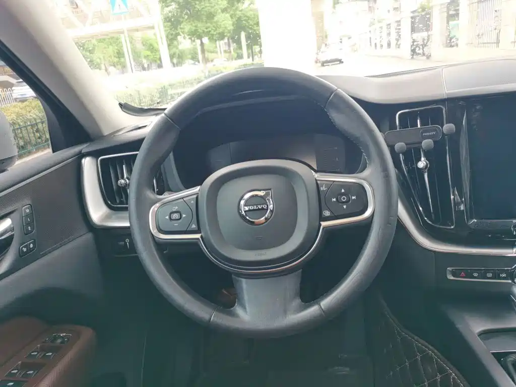 Volvo XC60 — фото 3