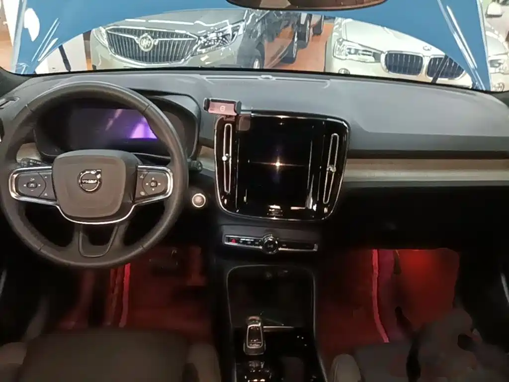 Volvo XC40 — фото 10
