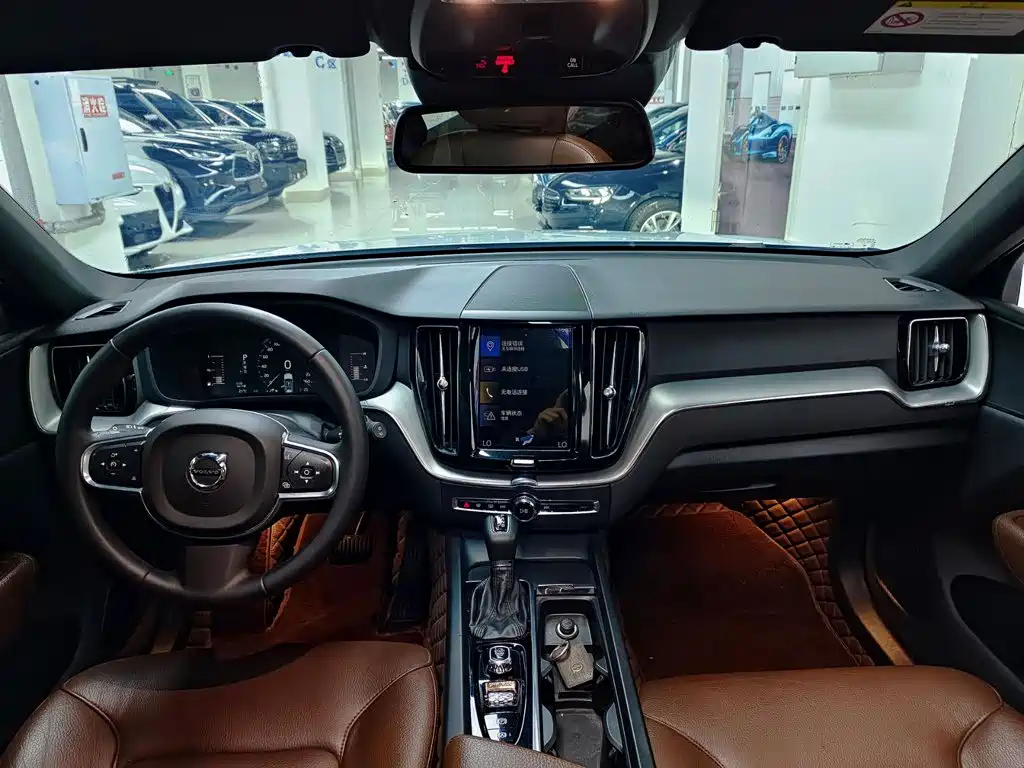 Volvo XC60 — фото 10