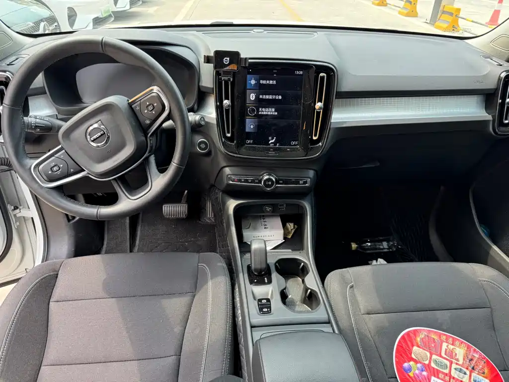Volvo XC40 — фото 3