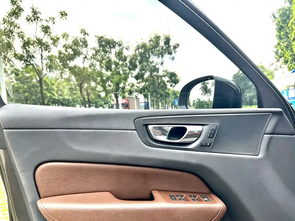 Volvo XC60 — фото 8