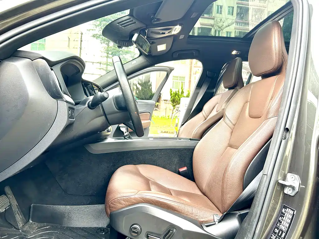 Volvo XC60 — фото 10