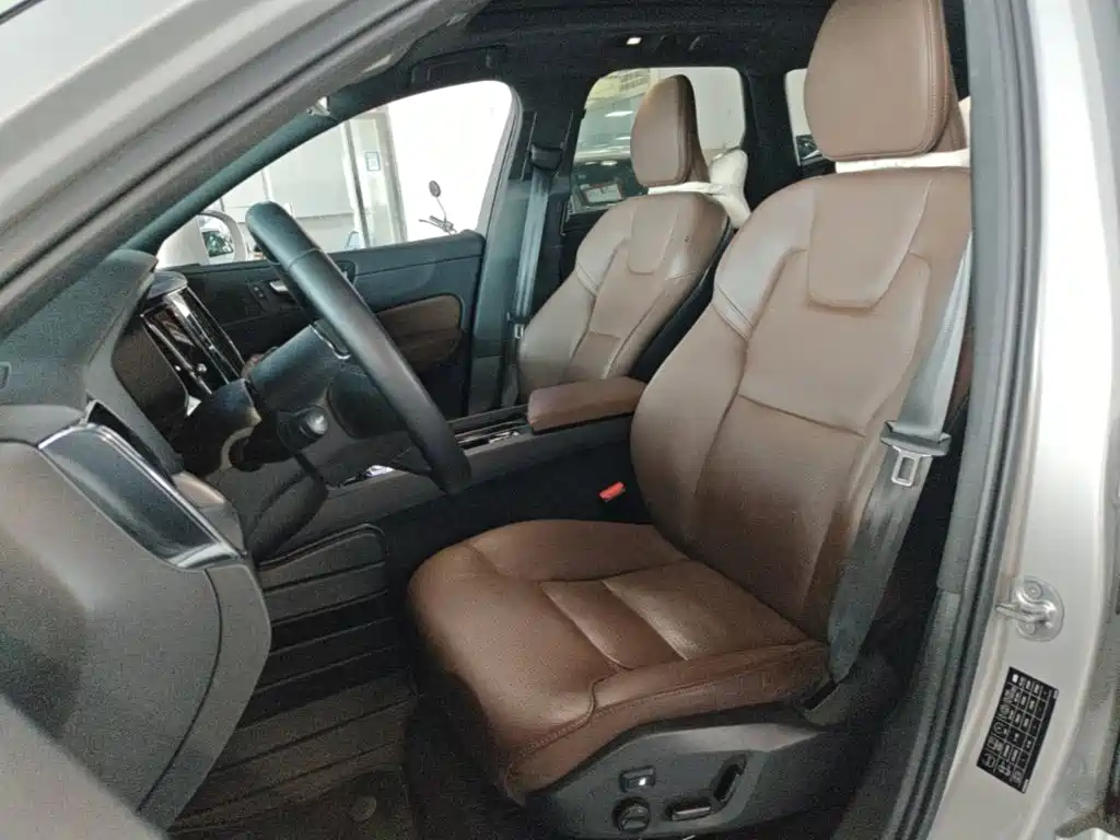 Volvo XC60 — фото 15