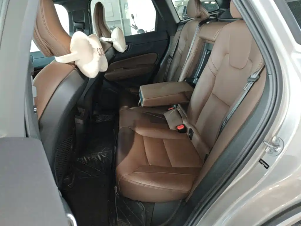 Volvo XC60 — фото 17