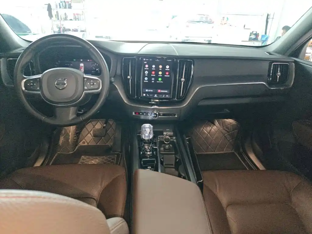 Volvo XC60 — фото 10