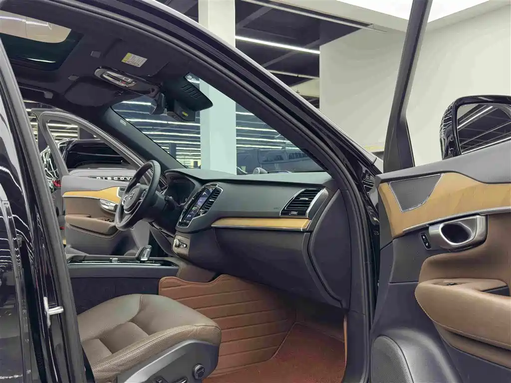 Volvo XC90 — фото 10