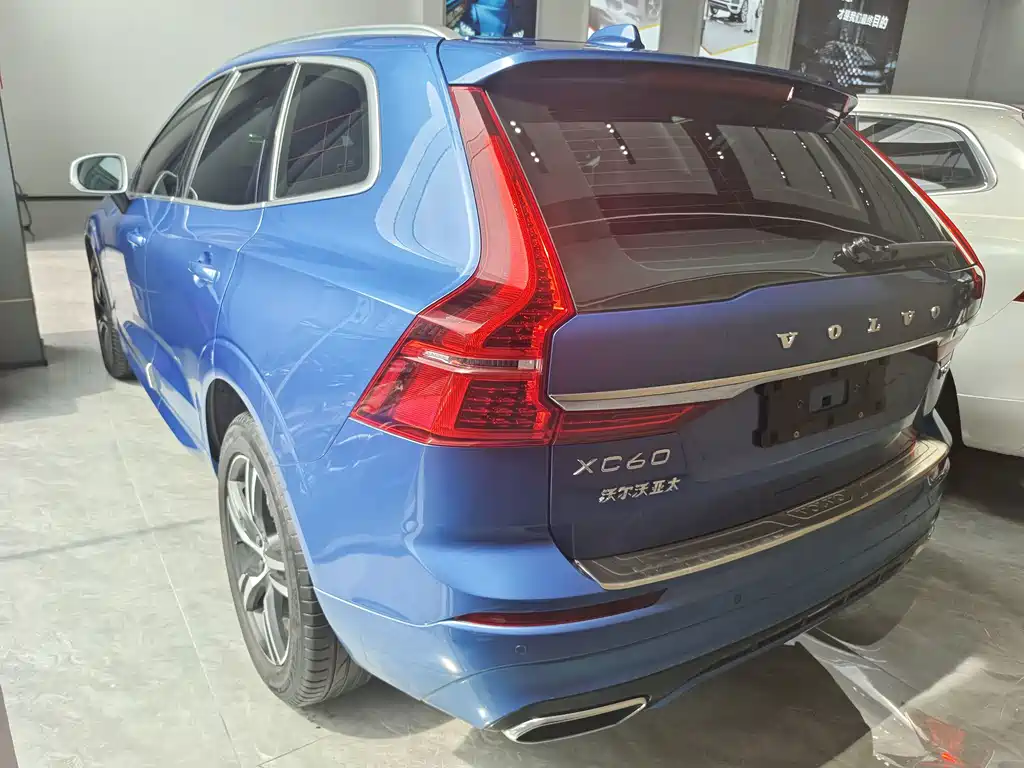 Volvo XC60 — фото 8