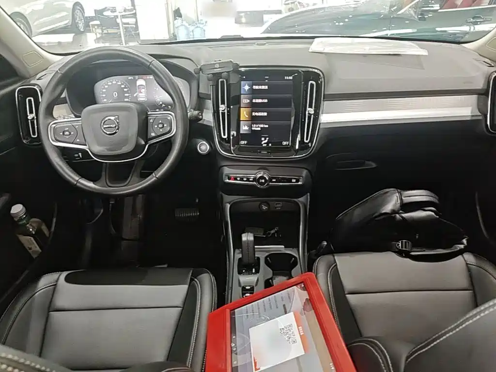 Volvo XC40 — фото 10