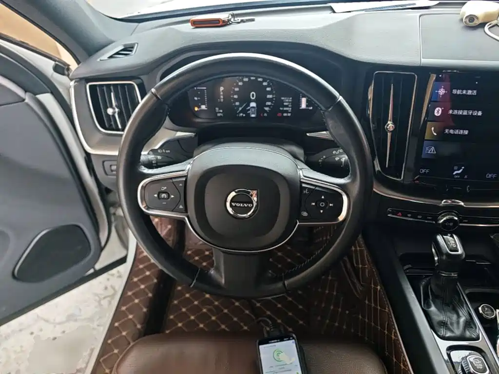 Volvo XC60 — фото 11