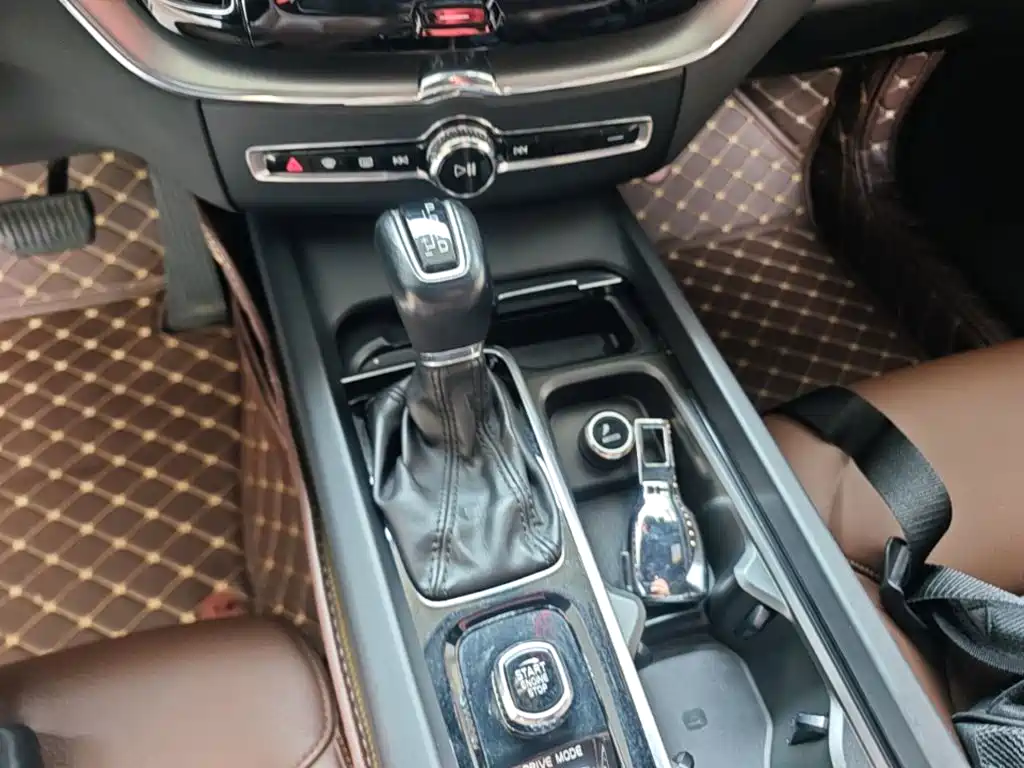 Volvo XC60 — фото 14
