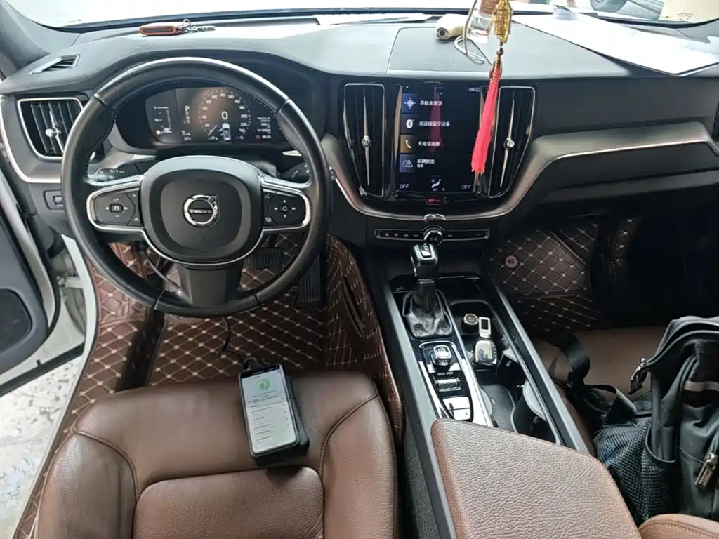 Volvo XC60 — фото 10