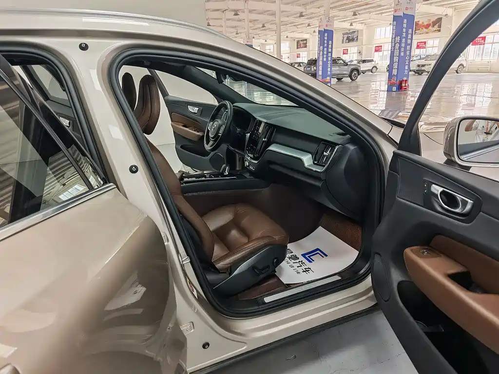 Volvo XC60 — фото 10