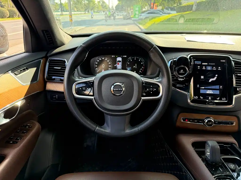 Volvo XC90 — фото 14