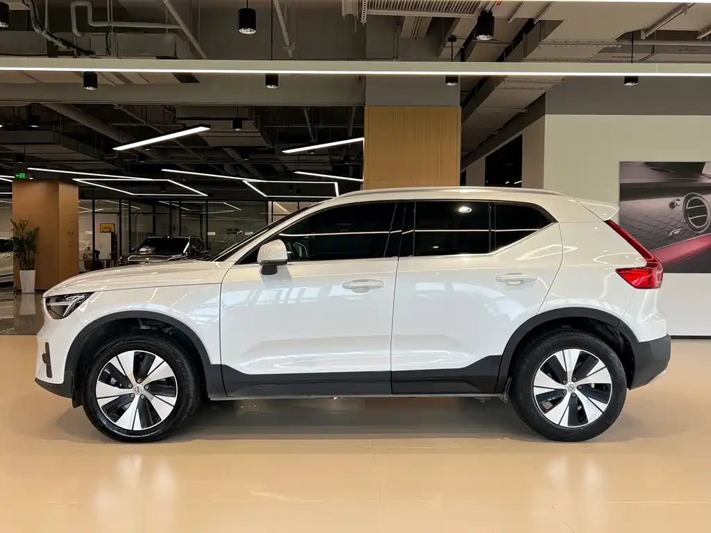 Volvo XC40 — фото 3