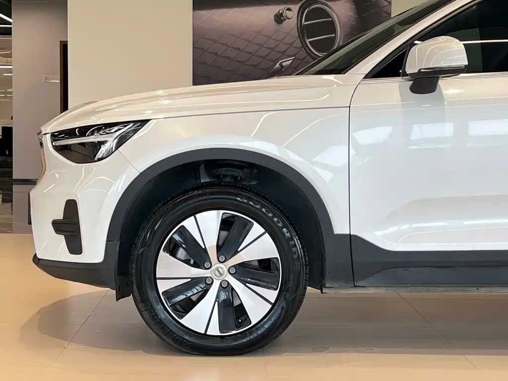 Volvo XC40 — фото 4