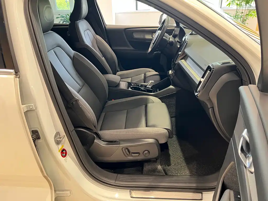 Volvo XC40 — фото 10