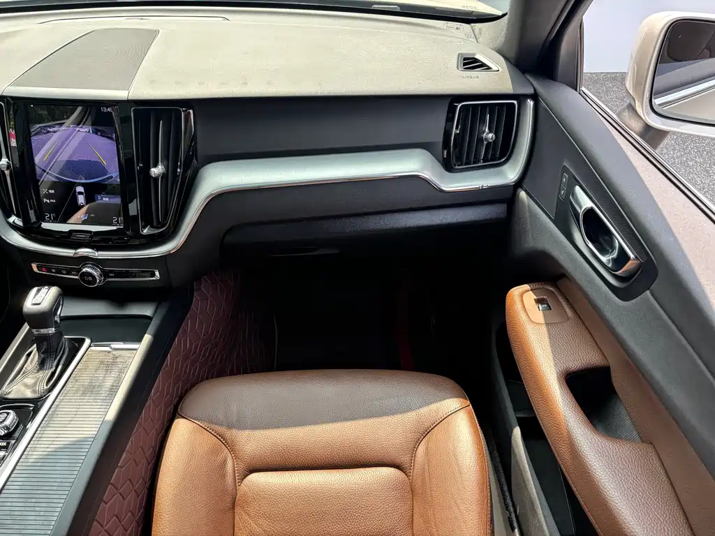 Volvo XC60 — фото 15