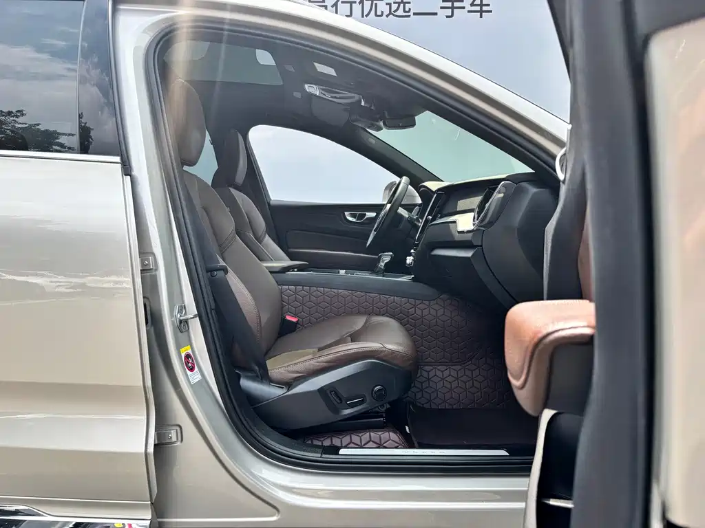 Volvo XC60 — фото 10