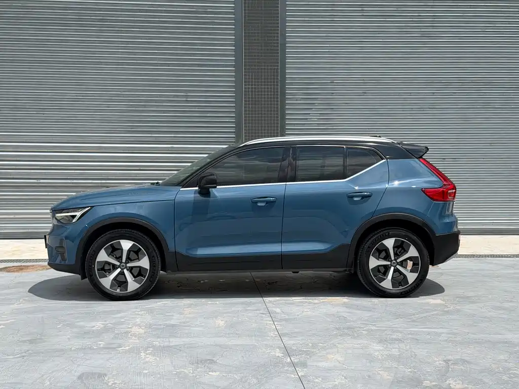 Volvo XC40 — фото 10