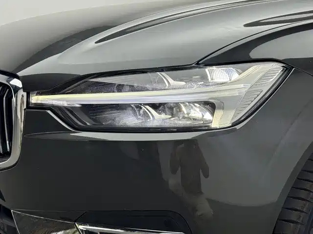 Volvo XC60 — фото 12