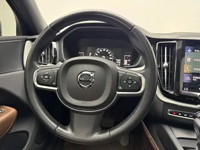 Volvo XC60 — фото 7