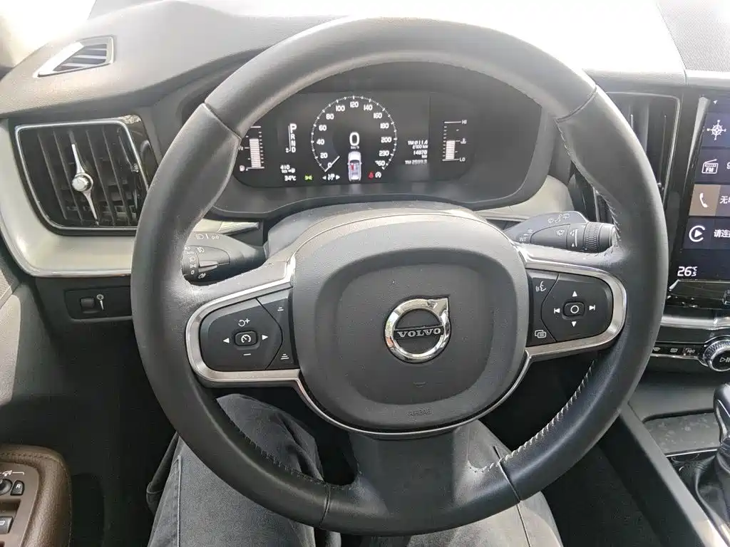 Volvo XC60 — фото 13