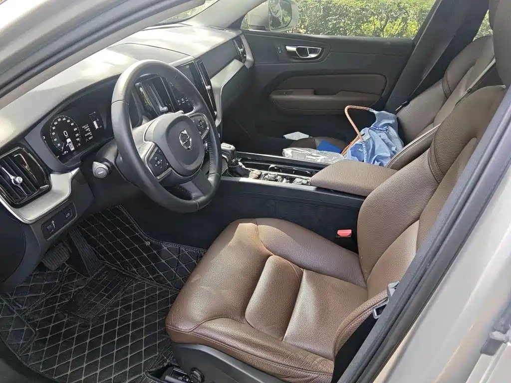 Volvo XC60 — фото 18