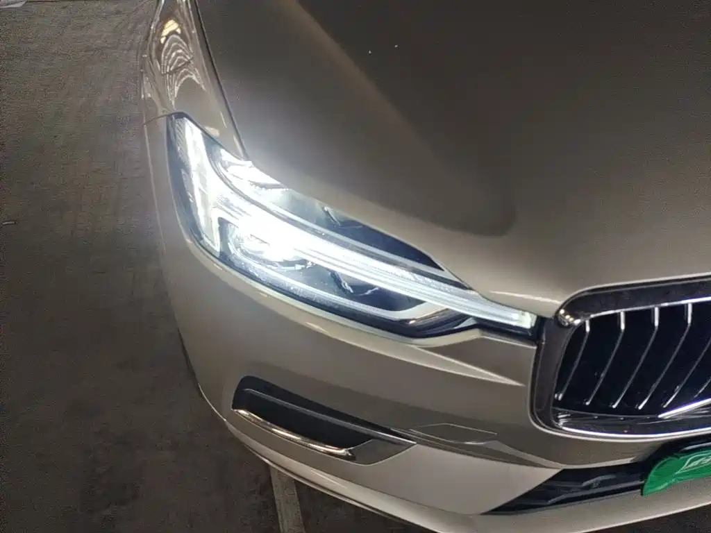 Volvo XC60 — фото 9