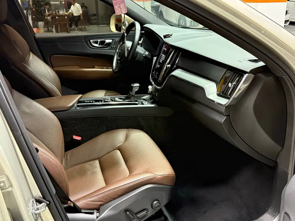 Volvo XC60 — фото 11
