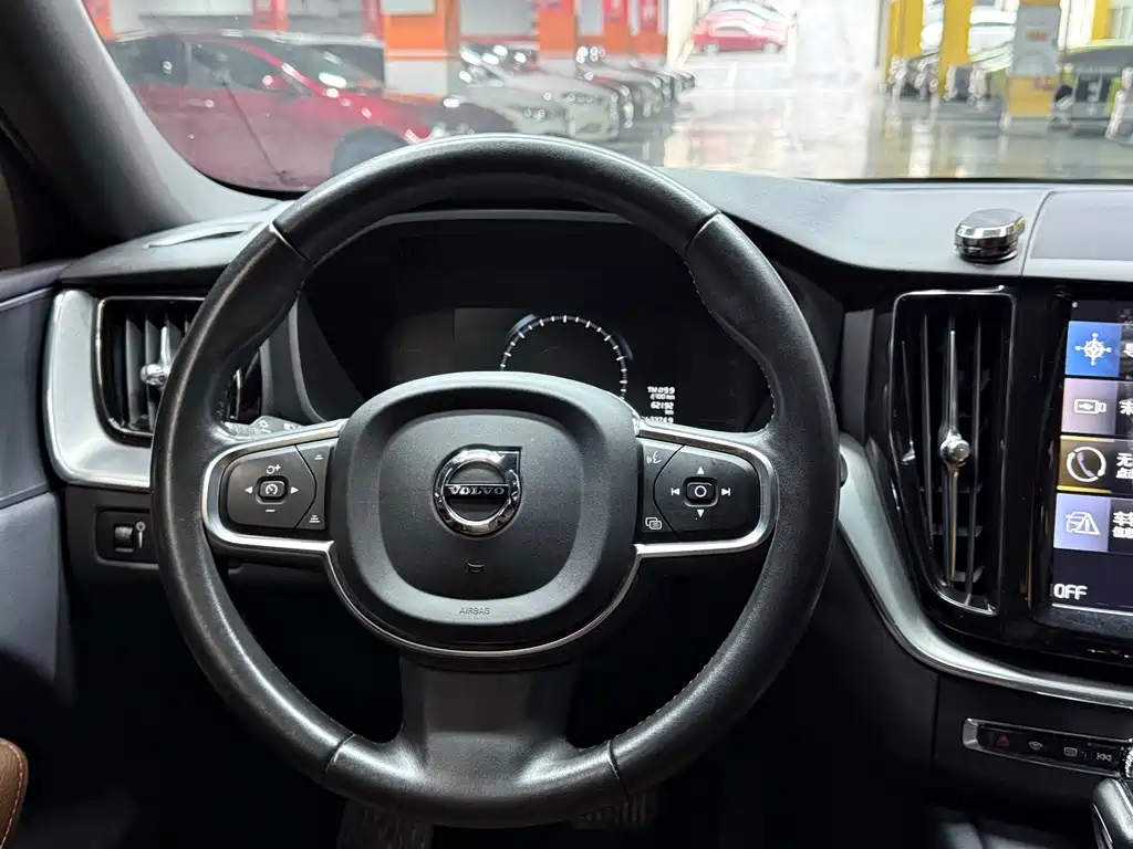 Volvo XC60 — фото 14
