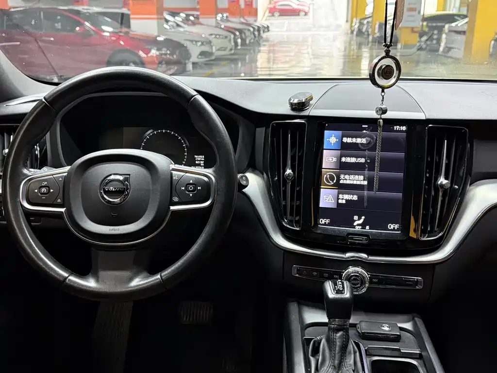 Volvo XC60 — фото 17