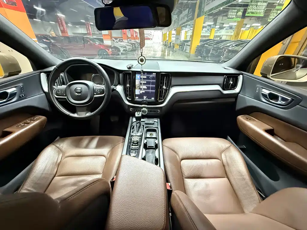 Volvo XC60 — фото 18