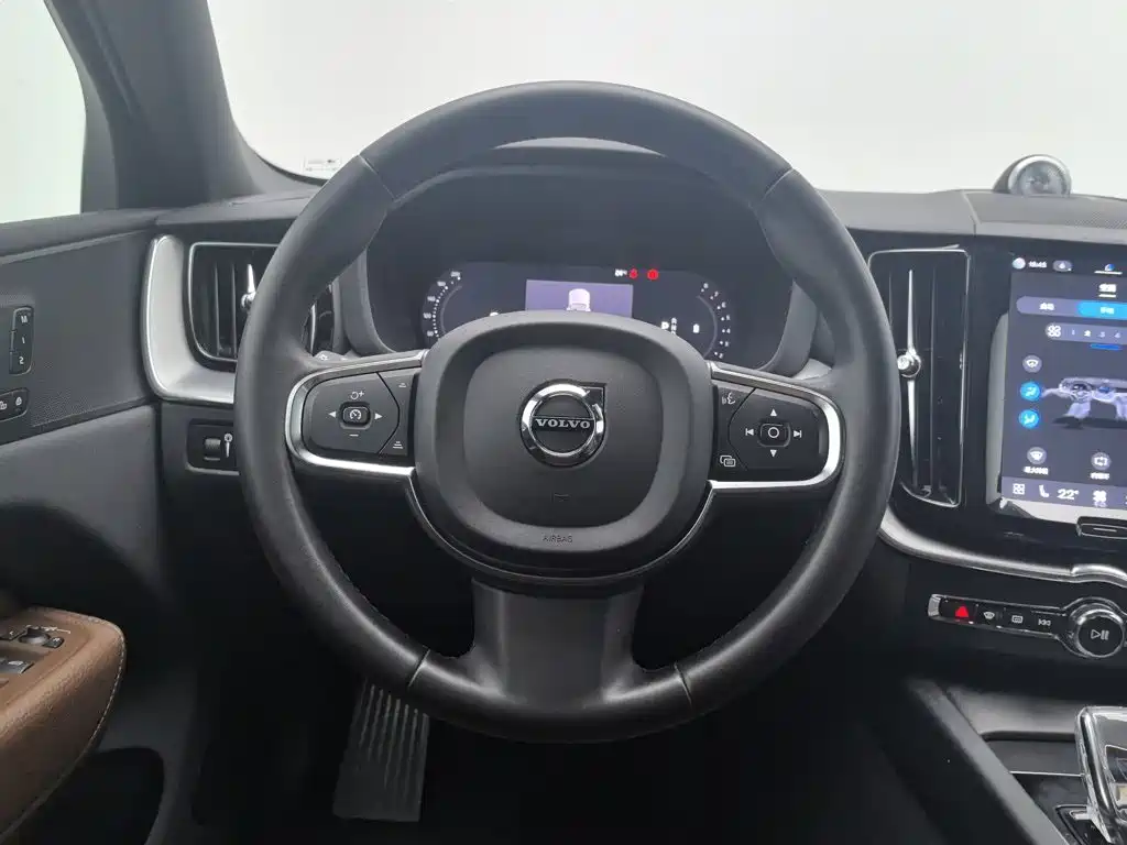 Volvo XC60 — фото 11