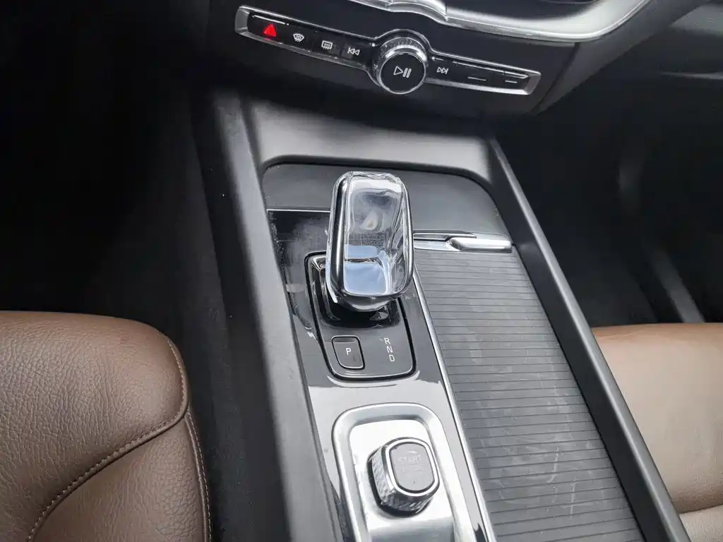 Volvo XC60 — фото 13