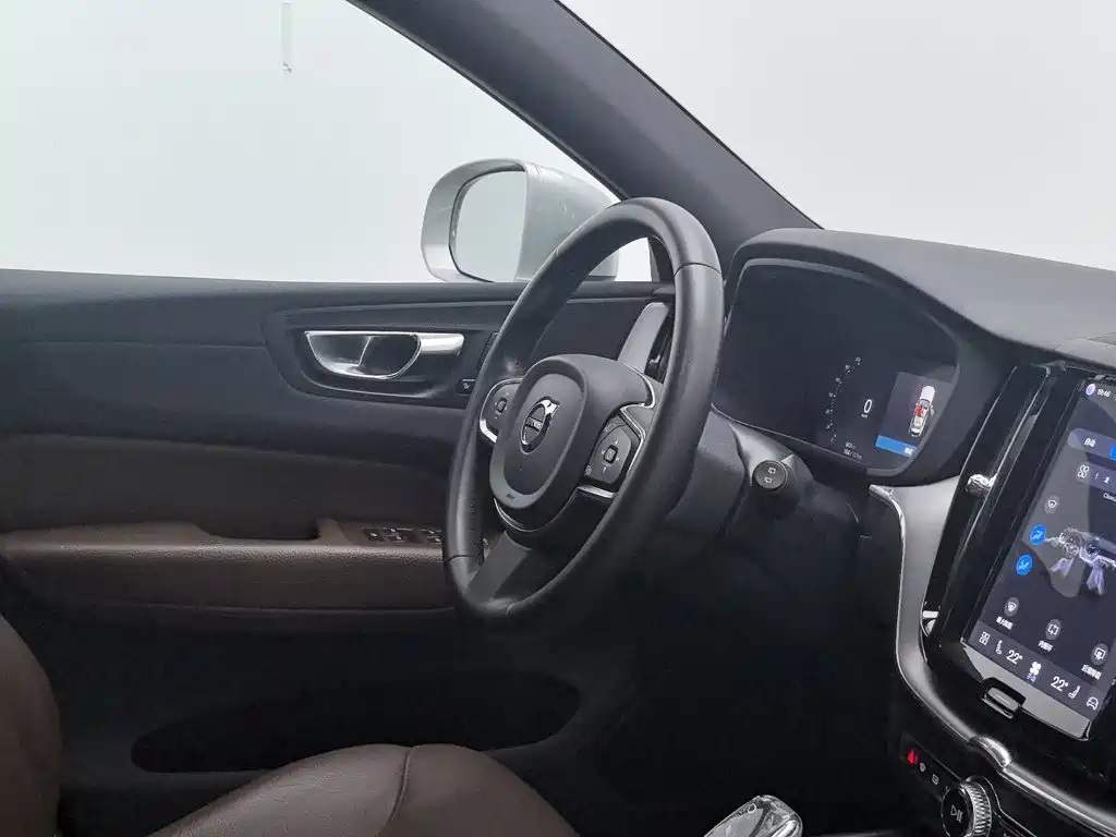Volvo XC60 — фото 22