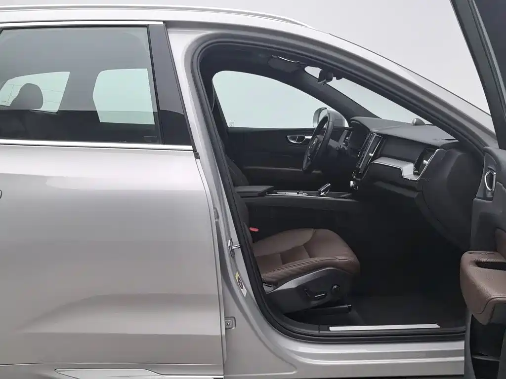 Volvo XC60 — фото 23