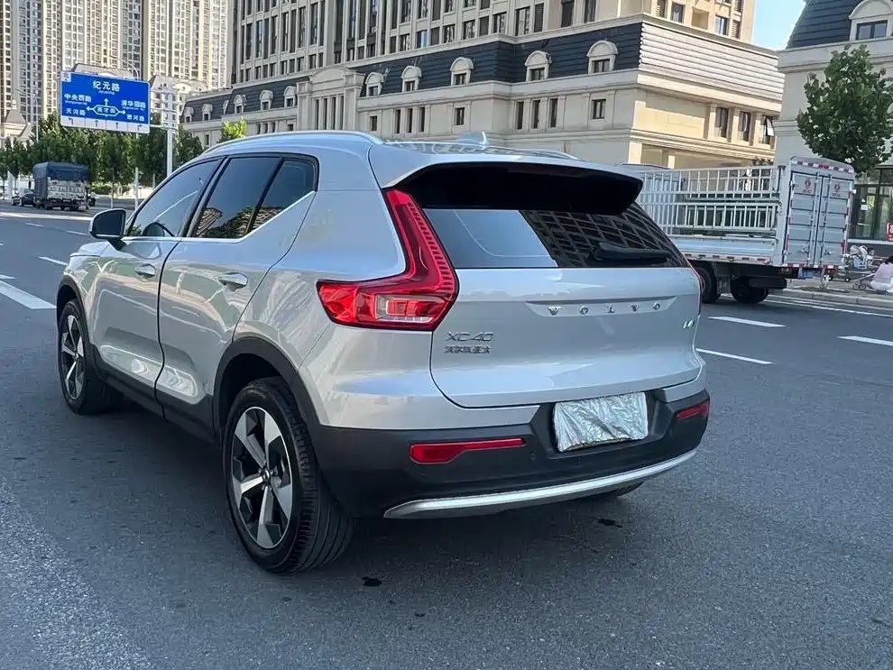 Volvo XC40 — фото 9